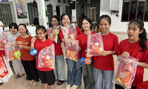 Mang Trung thu đến trẻ tại mái ấm TP.HCM
