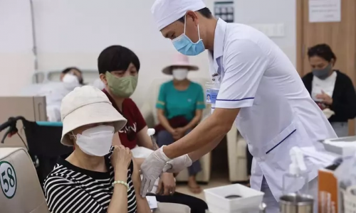 Mẹ đơn thân cạo đầu, bán đất cứu con ung thư