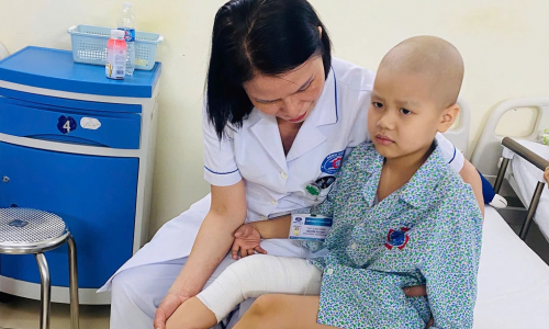 Hành trình cứu đôi chân em bé 7 tuổi ung thư xương đùi